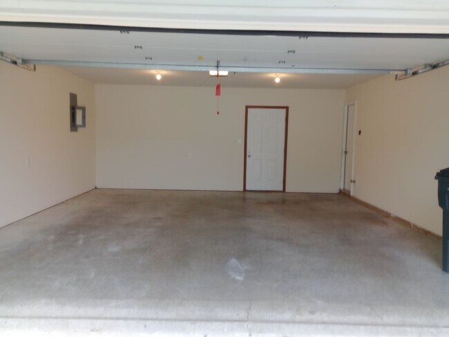 Building Photo - Charming 3 Bedroom, 2 Bath Single Family H...