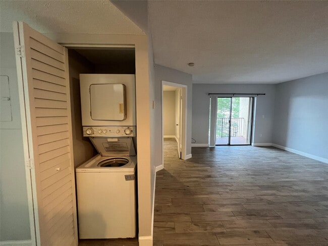 Building Photo - 400 Palm Cir W