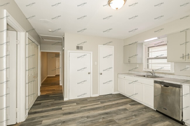 Building Photo - 9947 Lark Ave