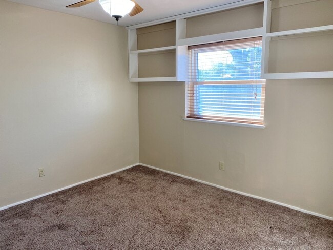 Building Photo - Adorable and Freshly painted Edgecliff Village 3 Bed 2 Bath!!