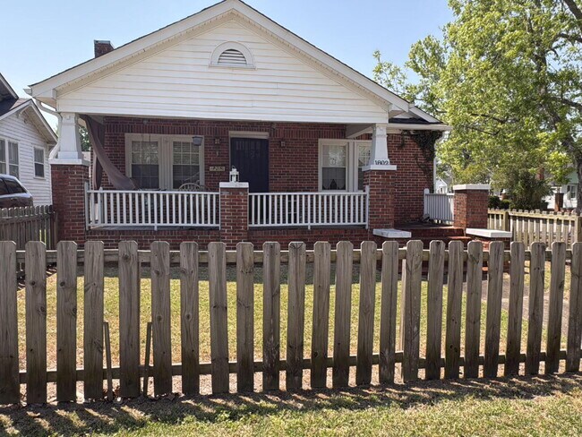 Building Photo - Fully Furnished Super Cute