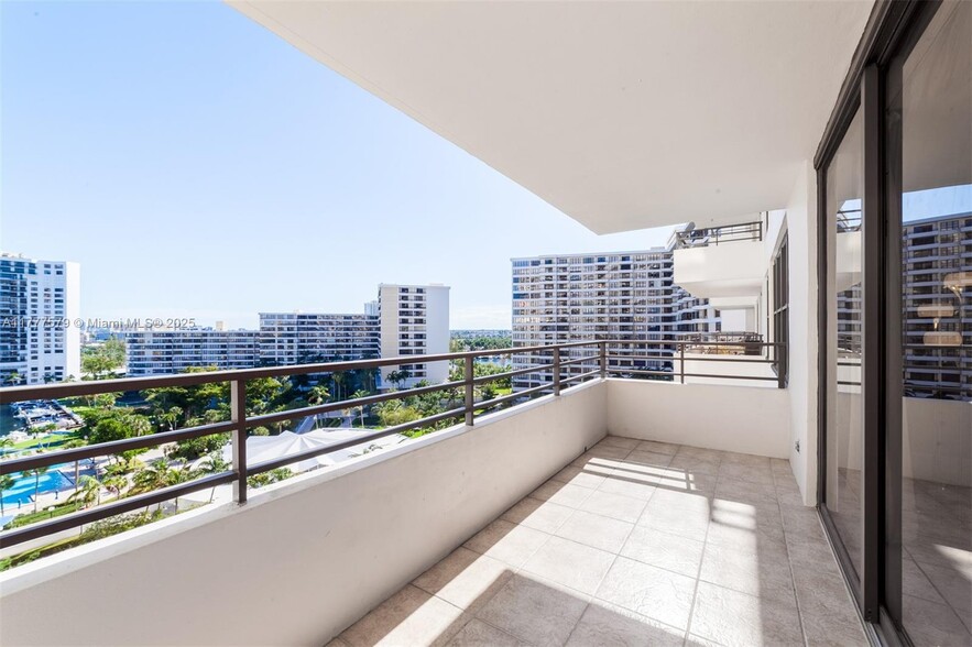 Building Photo - 2500 Parkview Dr