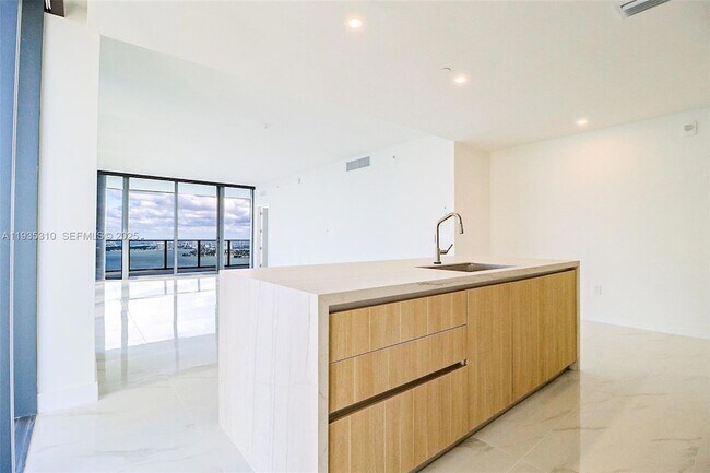 Building Photo - 700 NE 24th St