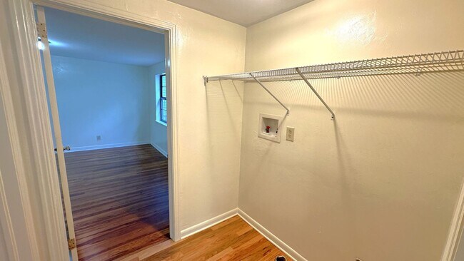 Building Photo - MIDTOWN 3/2 w/ Beautiful Wood Floors, Newer Paint, Inside Utility Area, & More! $1695/month Avail...