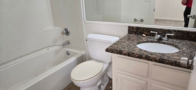 Building Photo - Beautiful 2 bedroom 2 bath Condo New Paint and flooring throughout