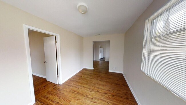 Building Photo - 3 bedroom 1 bathroom house