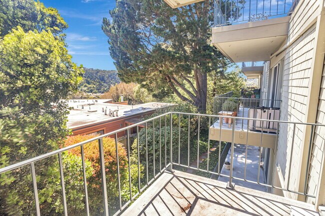 Building Photo - 363 Eden Roc Dr