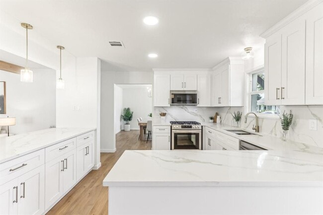 Building Photo - 8014 Meadowcroft Dr