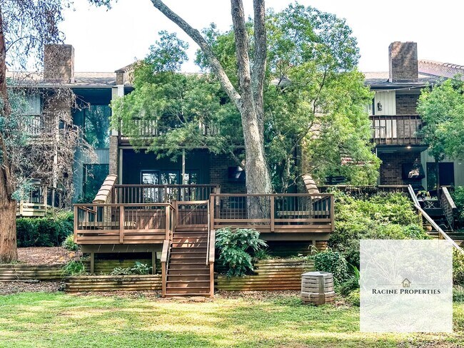 Building Photo - Townhouse available on Lake Hartwell—comes with a water view!