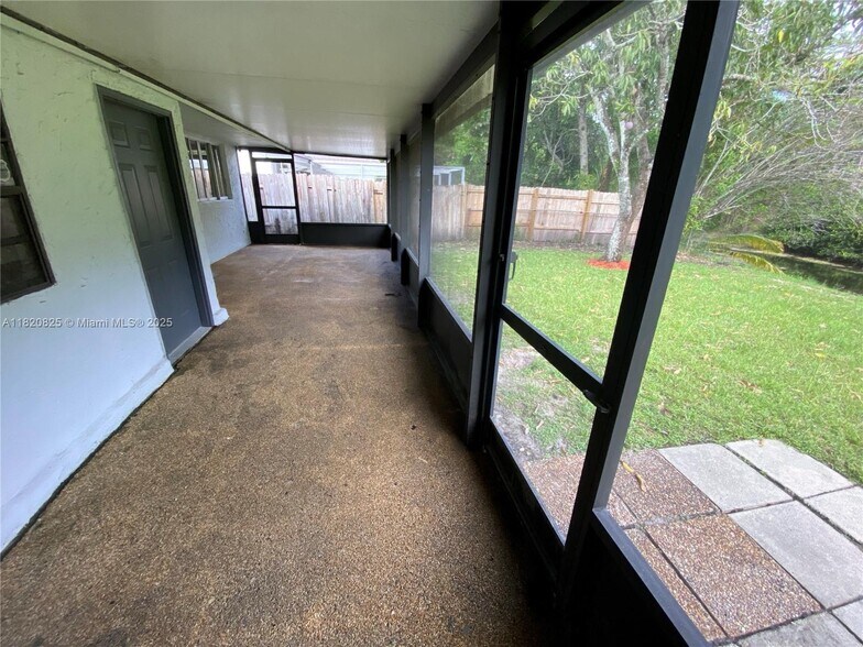 Building Photo - 8250 Southampton Dr