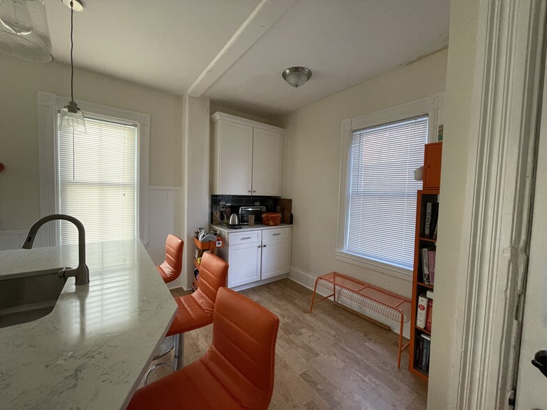 space for small table - 32 Preston St