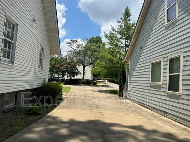 Building Photo - 305 Sterrett Ave