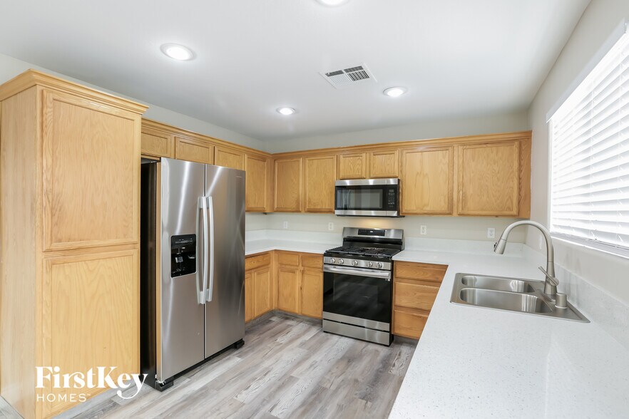 Building Photo - 5681 Woods Crossing St