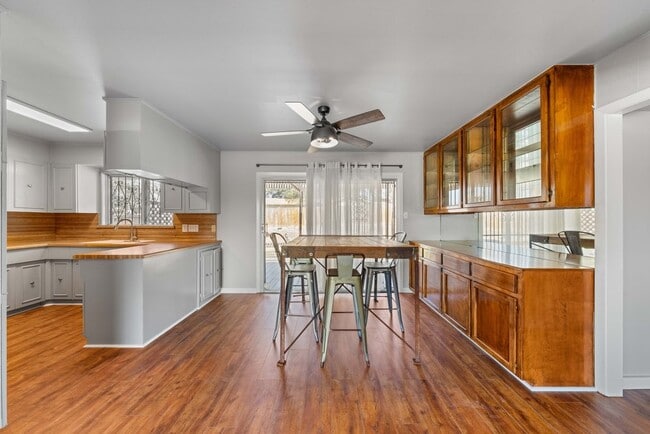 Building Photo - 303 Marquis Ln