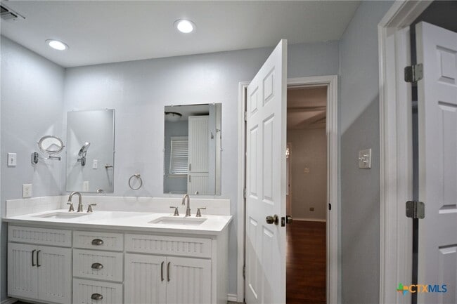 Building Photo - 1215 Clearwater Dr