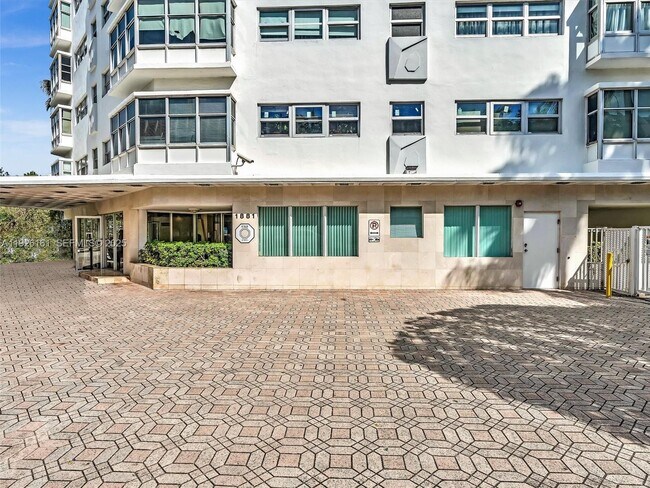 Building Photo - 1881 Washington Ave