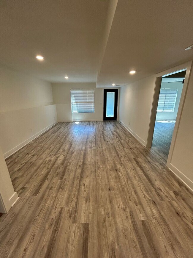 Building Photo - 109-111 Oakwood Ct