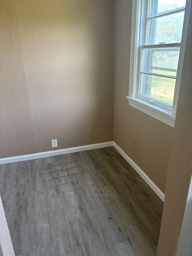 Building Photo - Section 8 welcome, 4bd 2 bath