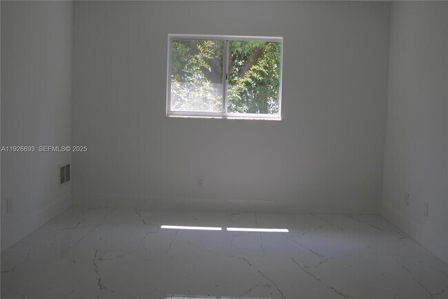 Building Photo - 1716 NE 6th Pl