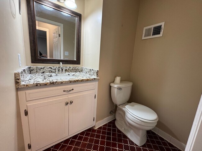 Building Photo - Spacious 3/2.5 House in Twickenham Estates...