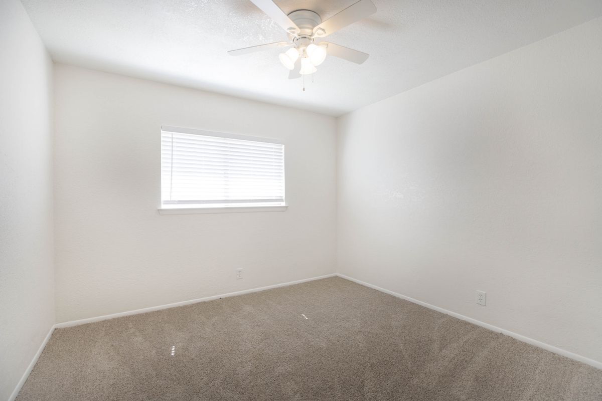 Building Photo - 7506 Lincoln Village Dr