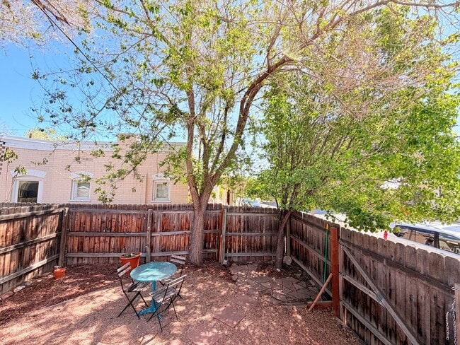 Building Photo - Charming 2 Bed 1 Bath Duplex in West Highlands