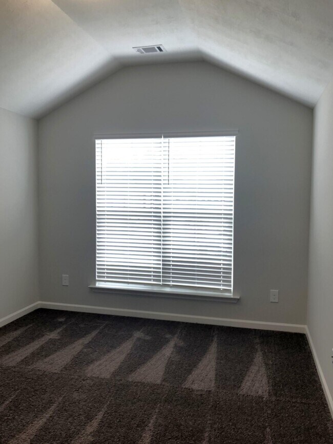 Building Photo - 895 Goodale Dr