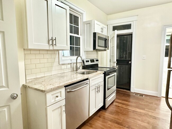Building Photo - Detached 4 bed 3 bath. Pets Welcome!
