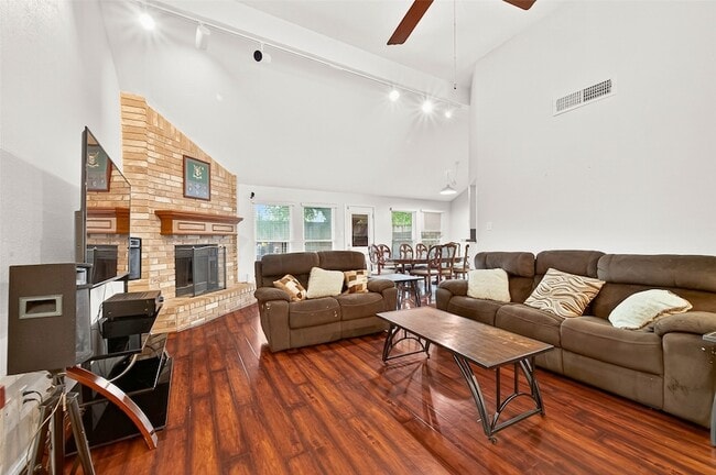 Building Photo - 15343 Meadow Village Dr