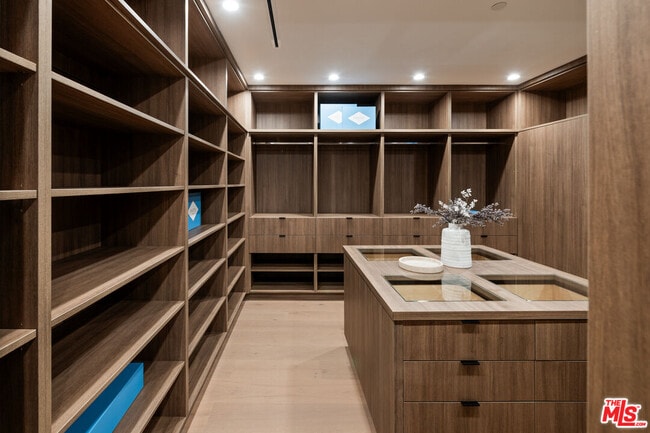 Building Photo - 565 Toyopa Dr