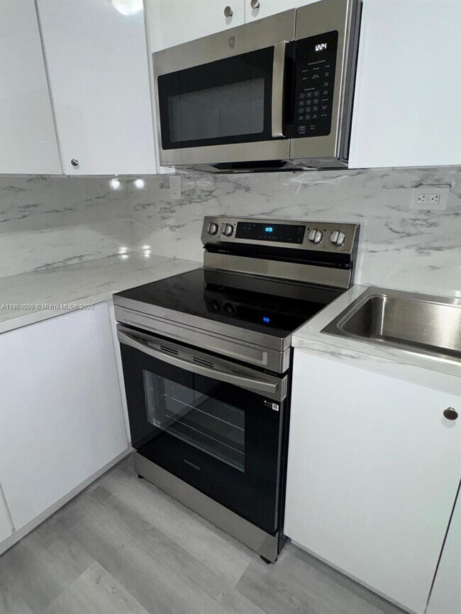 Building Photo - 609 W 39th St