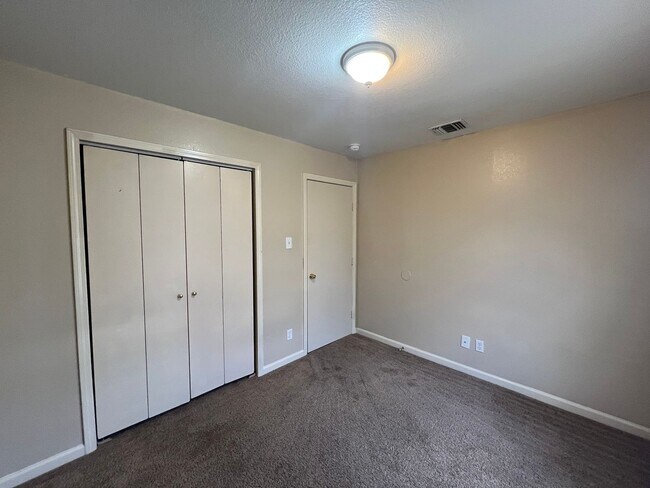 Building Photo - 5202 Fountain Lake Dr