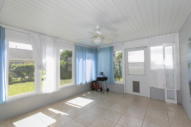 Building Photo - 12111 Meadowbrook Ln