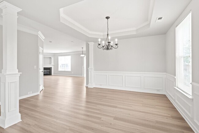 Building Photo - Move-in Ready (Fresh Paint, New Carpet!)