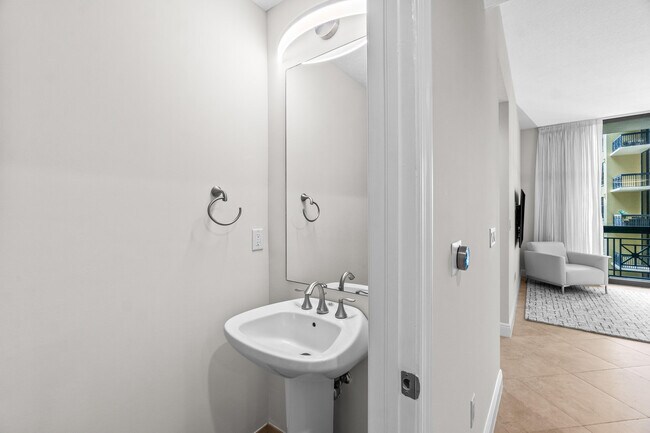 Building Photo - 701 S Olive Ave