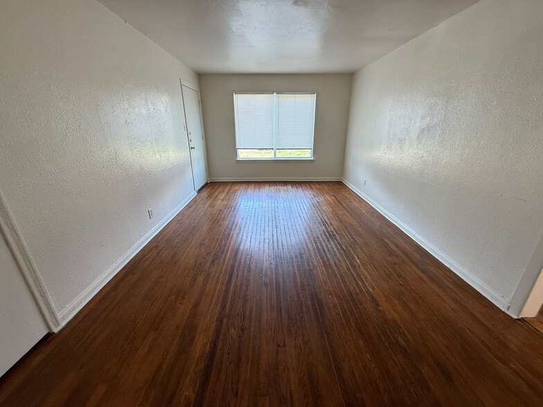 Building Photo - 803 Sissom Rd