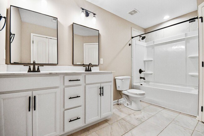 Building Photo - Pet Friendly Three Bedroom with Bonus!