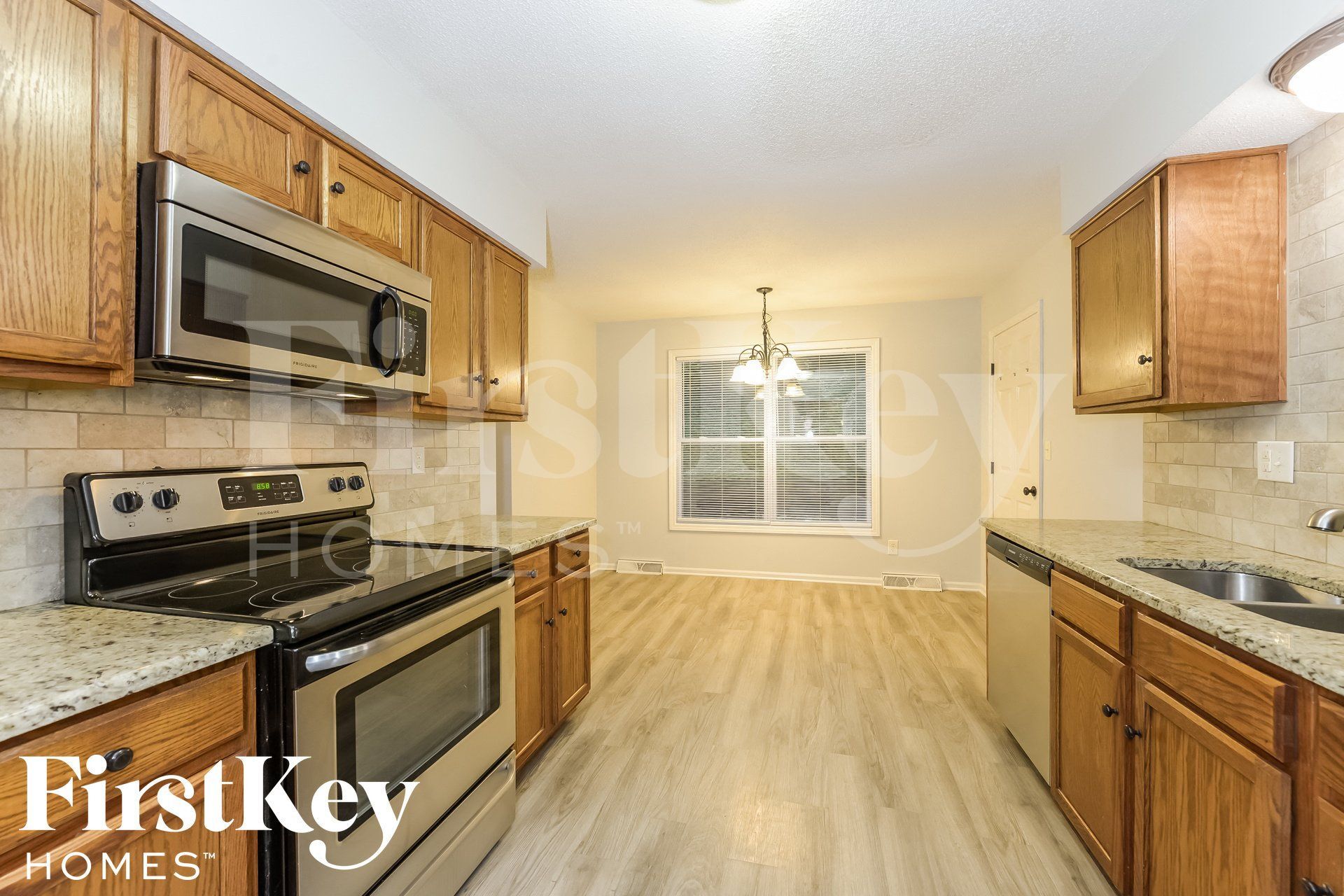 Building Photo - 5905 NW Whispering Oaks Ln