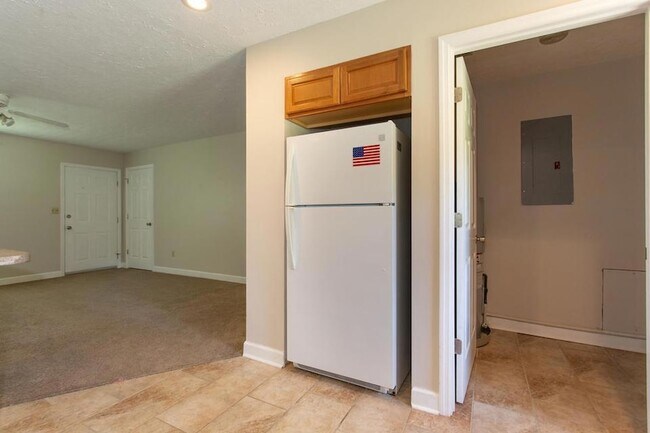 Building Photo - 5571 Tallant Road Unit Apt B