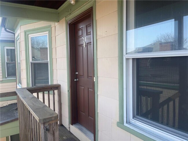 Building Photo - 585 Main St