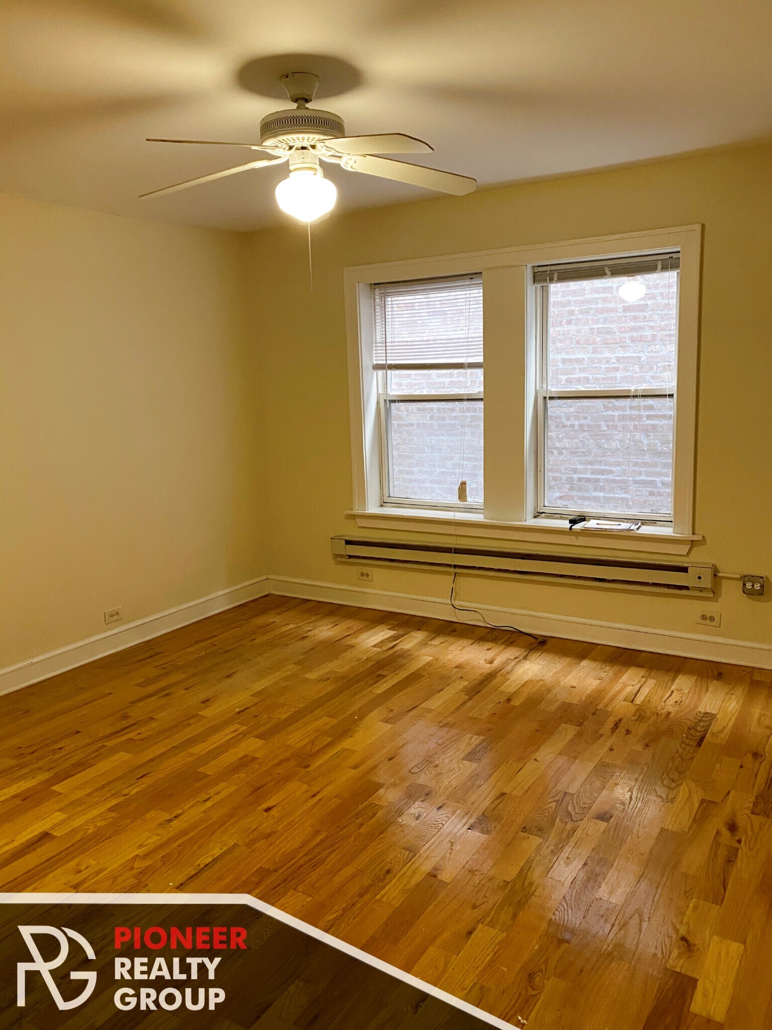 Building Photo - 546 W Wellington Ave