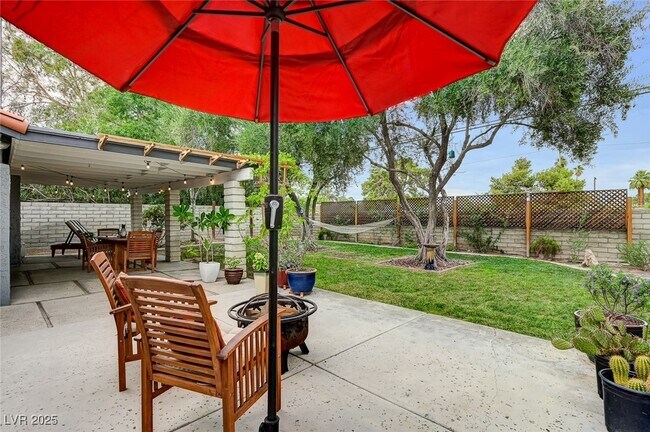 Building Photo - 2400 La Solana Way