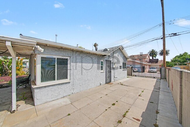 Building Photo - 445/2 E Alisal St
