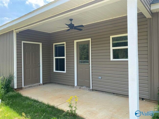 Building Photo - 223 Fern Bank Dr