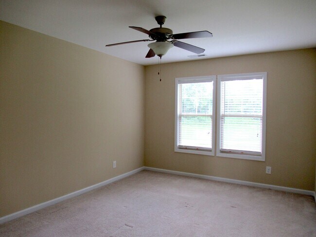 Building Photo - Three Bedroom Townhome in Richlands Close to Everything!!