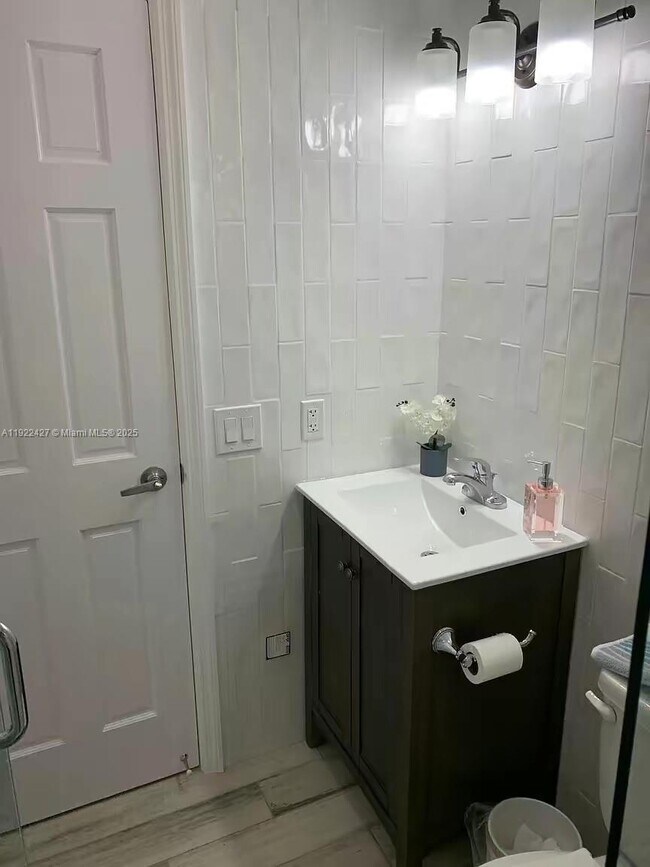 Building Photo - 600 NE 7th Ave