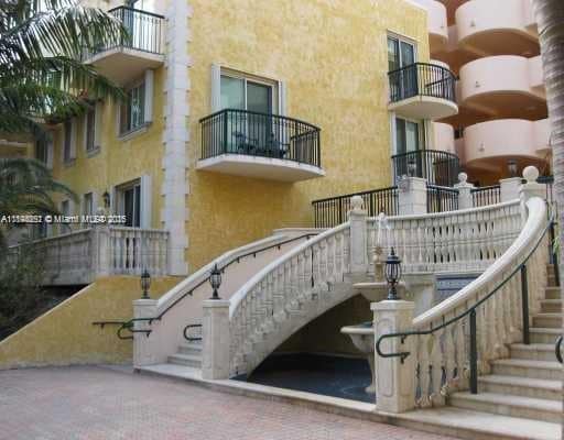 Primary Photo - 8888 Collins Ave