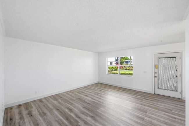 Building Photo - 452 Normandy Ln