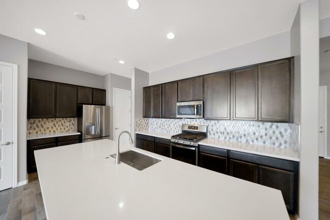 Building Photo - LUXURY TOWNHOME IN PNORTERRA WITH COMMUNIT...