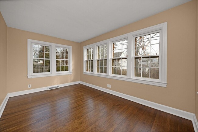 Building Photo - 109 W Poplar St